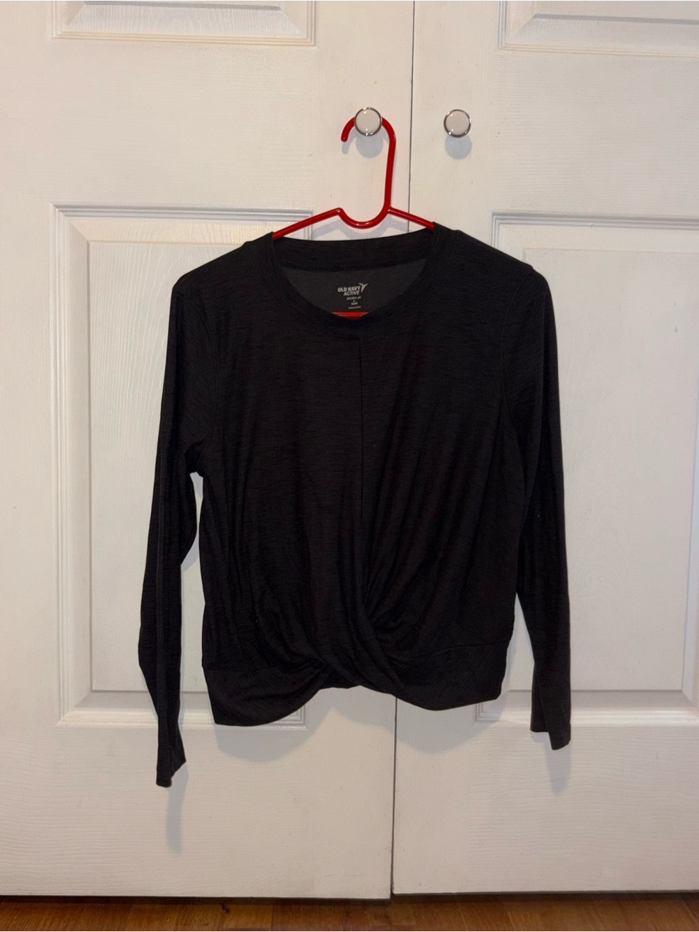 Old Navy Black Long-Sleeve Twist-Hem Tee